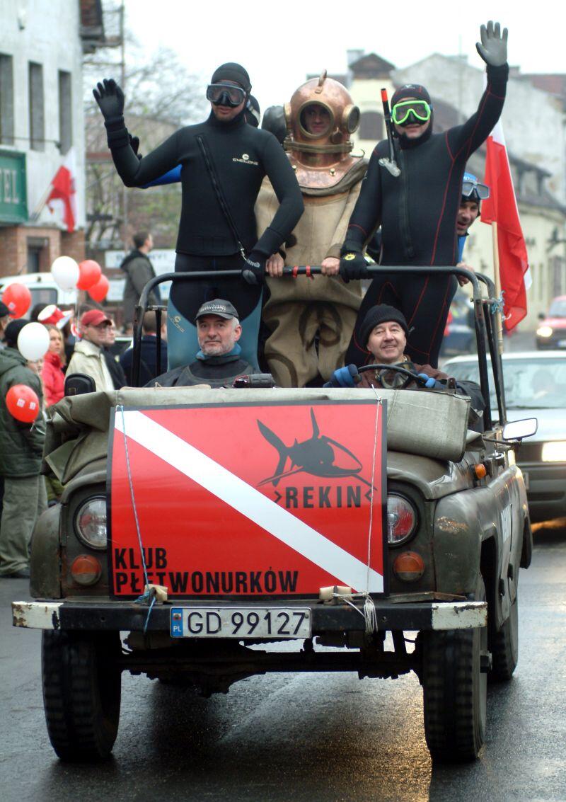 Klub Rekin  był stałym uczestnikiem Parady Niepodległości w Gdańsku. Nz. Parada z 2004 r.. Za kierownicą wojskowego pojazdu Jerzy Janczukowicz