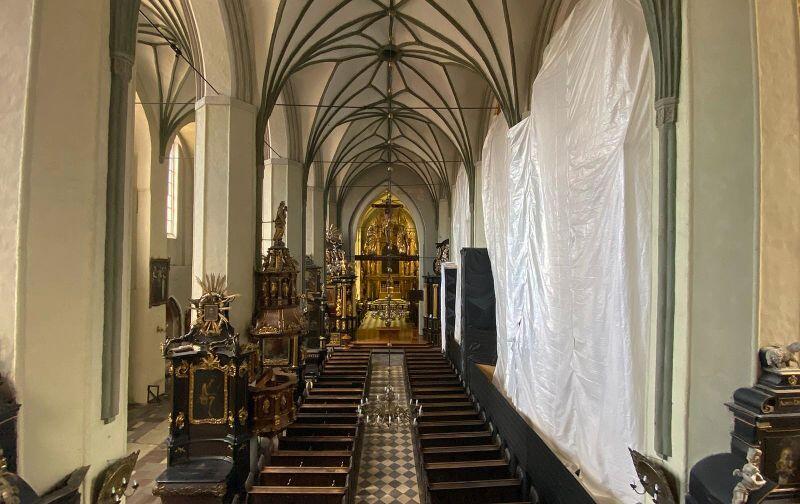 Nawa główna Kościoła św. Mikołaja w Gdańsku. Na czas prac zabezpieczone zostało wyposażenie kościoła
