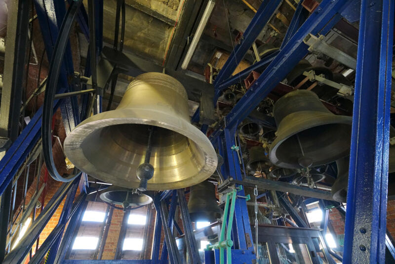 W wieży kościoła św. Katarzyny mieści się największy carillon w Polsce - niezwykły instrument zbudowany jest z 50 dzwonów i wyposażony w manuał umożliwiający ręczne wygrywanie melodii