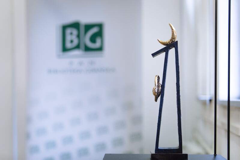Każdy z laureatów Nagrody Księżnej Asturii oprócz nagrody pieniężnej w wysokości 50 tys. euro (ok. 200 tys. zł) otrzymuje statuetkę zaprojektowaną przez katalońskiego artystę Joana Miró. W dniu przekazania nagrody finansowej na rzecz BG PAN, placówka otrzymała także rzeźbę