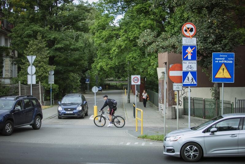 Niebezpieczny przejazd rowerowy na skrzyżowaniu ul. Piramowicza i al. Zwycięstwa. Zmiana kierunku ruchu samochodów powinna zwiększyć bezpieczeństwo, ponieważ kierowcom aut będzie łatwiej w porę dojrzeć rowerzystów 
