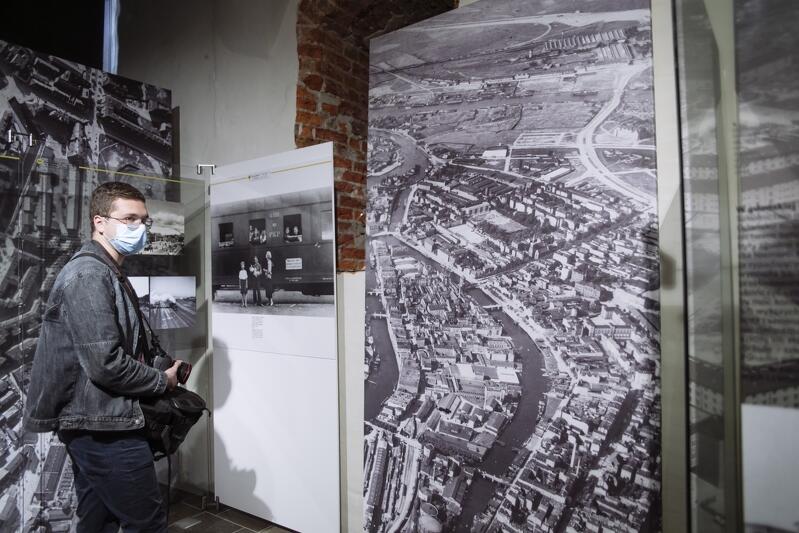 W tle wystawy prezentowane są zdjęcia lotnicze Gdańska z 1929 roku, w dużych powiększeniach