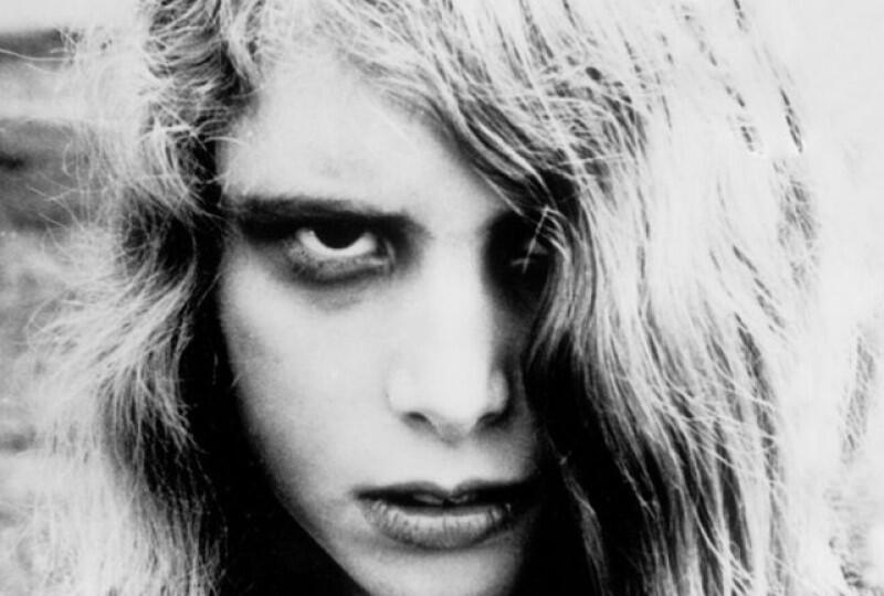  Noc żywych trupów , biało-czarny film George’a A. Romero z 1968 roku, który zapoczątkował modę na filmy o zombie - przeraża tak jak dawniej. Pokaz plenerowy odbędzie się 7 sierpnia, godz. 19 (Dok Cesarski) 
