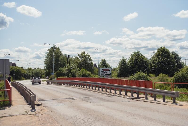 Ul. Nowatorów. Obok wiaduktu nad torami kolejowymi pojawi się kładka pieszo-rowerowa