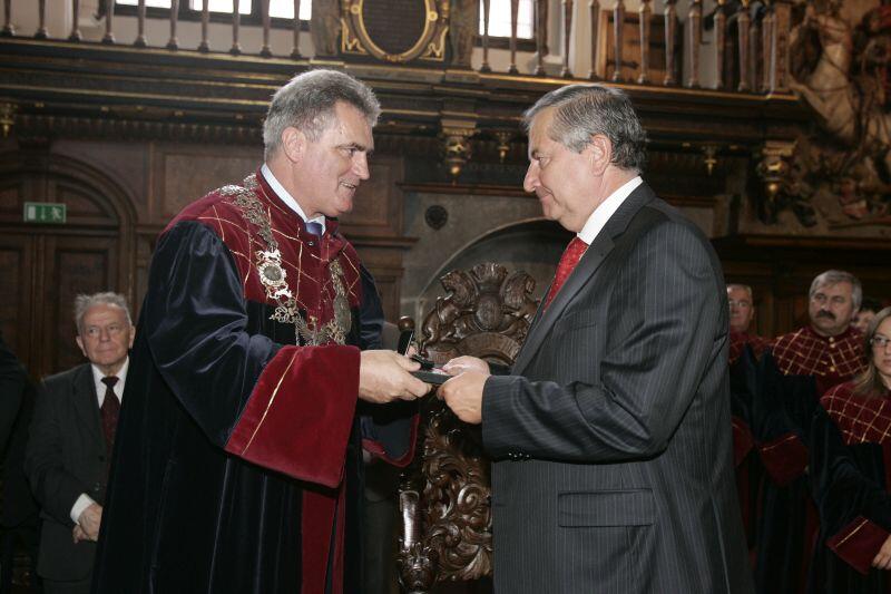 Dwór Artusa 2008 r. Ceremonia wręczenia medalu Księcia Mściwoja II za
za wieloletnią wybitną działalność na rzecz Miasta Gdańska. Wyróżnienie wręcza Bogdan Oleszek, przewodniczący Rady Miasta Gdańska