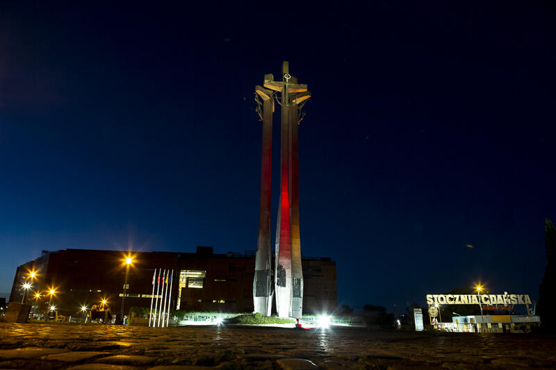 W geście solidarności z Białorusią, od 11 sierpnia 2020 r., wybrane obiekty w Gdańsku są podświetlane w kolorach biało-czerwono-białej flagi