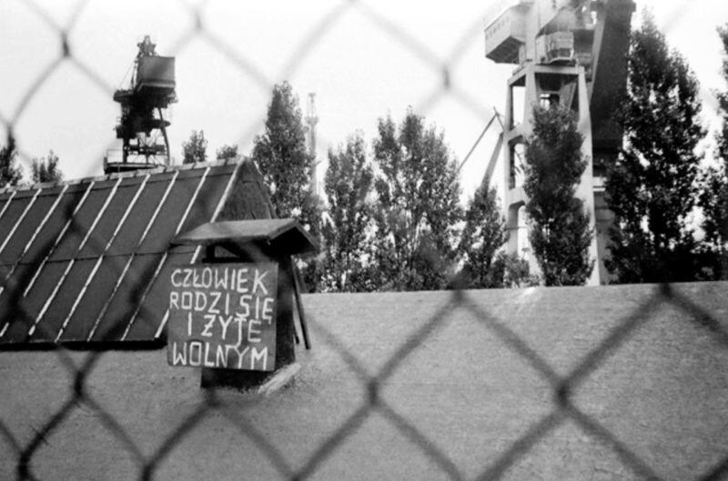 Strajk w Stoczni Gdańskiej im. Lenina - sierpień 1980 r. Jeden z napisów w sąsiedztwie III bramy