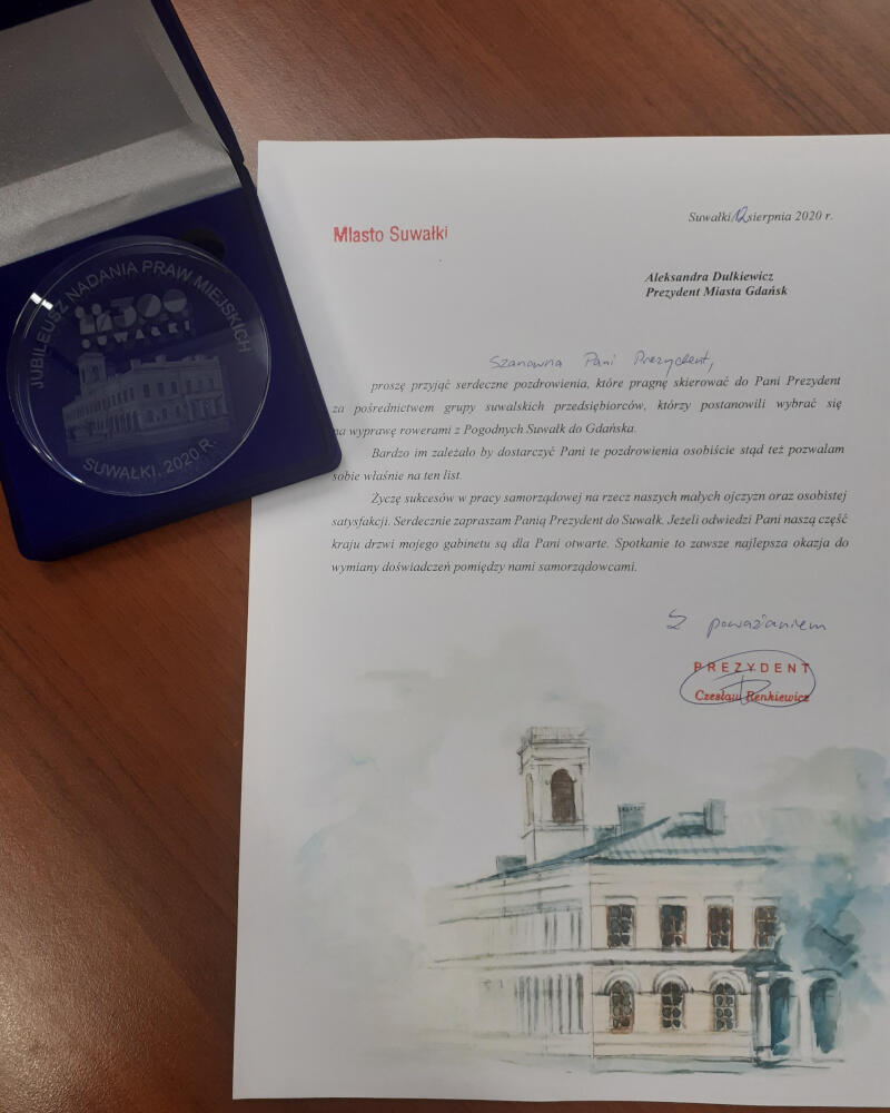 List z podrowieniami od prezydenta Suwałk Czesława Renkiewicza i medal z okazji 300-lecia istnienia Suwałk