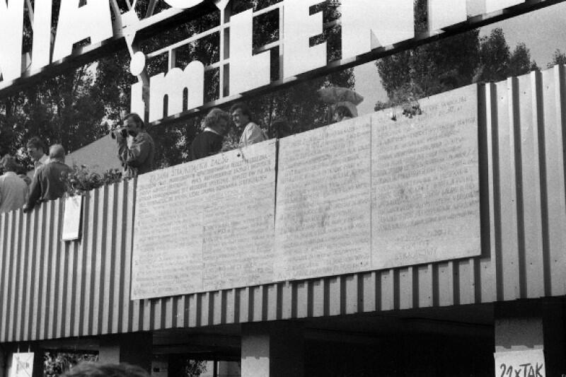 W poniedziałek, 18 sierpnia 1980 r., strajk wybuchł nowym płomieniem za sprawą 21 postulatów Międzyzakładowego Komitetu Strajkowego. Ich treść spisali na sklejkowych tablicach i wywiesili nad wejściem dla pracowników przy Bramie nr 2 Stoczni Gdańskiej dwaj młodzi działacze demokratycznej opozycji: Aram Rybicki i Maciej Grzywaczewski 