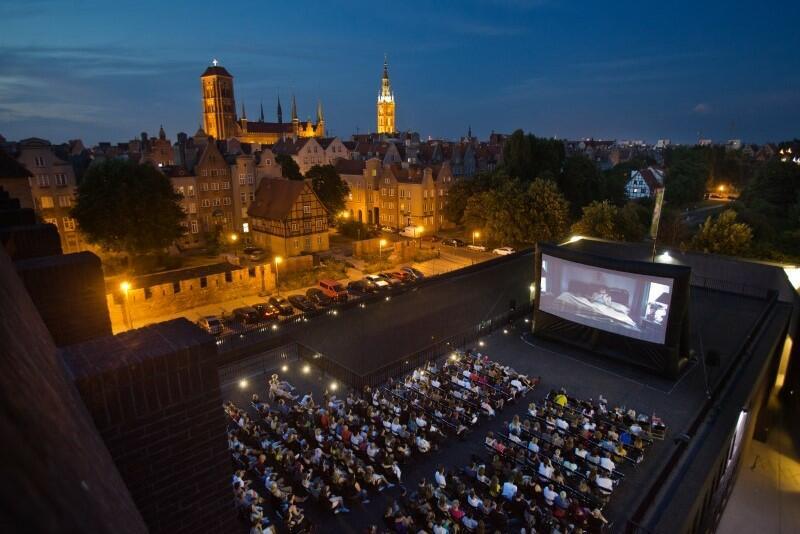Kino na Szekspirowskim to wyjątkowy cykl filmowy, w ramach którego prezentowane są znakomite film w pięknej scenerii - z widokiem na dachy gdańskich kamienic