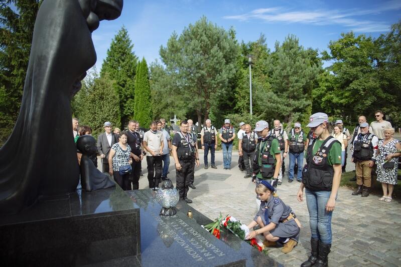 Pomnik Ponarski powstał dla upamiętnienia tysięcy Polaków, którzy w latach 1941 -1944 ponieśli męczeńską śmierć w Ponarach koło Wilna
