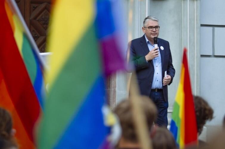 Piotr Kowalczuk, zastępca prezydent Gdańska, w swoim przemówieniu jednoznacznie wsparł równościowe dążenia środowisk LGBT, ale też zaapelował o cierpliwość wobec tych, którzy ze względu na brak wiedzy, ze względu na to, że nie potrafią zrozumieć innego człowieka, ze względu na to, że nie potrafią dzisiaj spojrzeć w oczy swojej sąsiadki i sąsiada i nie patrzeć na niego przez pryzmat jakiejś przesłanki, tylko spojrzeć na niego jak na człowieka 