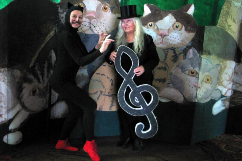 „Kocie zabawy z muzyką” to ciekawe przedsięwzięcie, w którym nie brakuje muzyki granej na żywi, śpiewu, śmiechu i dobrej zabawy