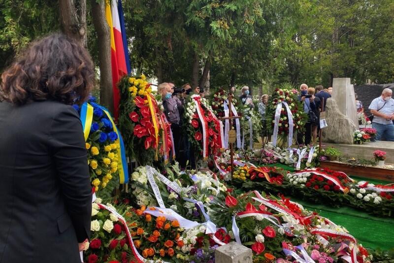 Wieńce i kwiaty dla śp. Henryka Wujca na Cmentarzu Wojskowym na Powązkach