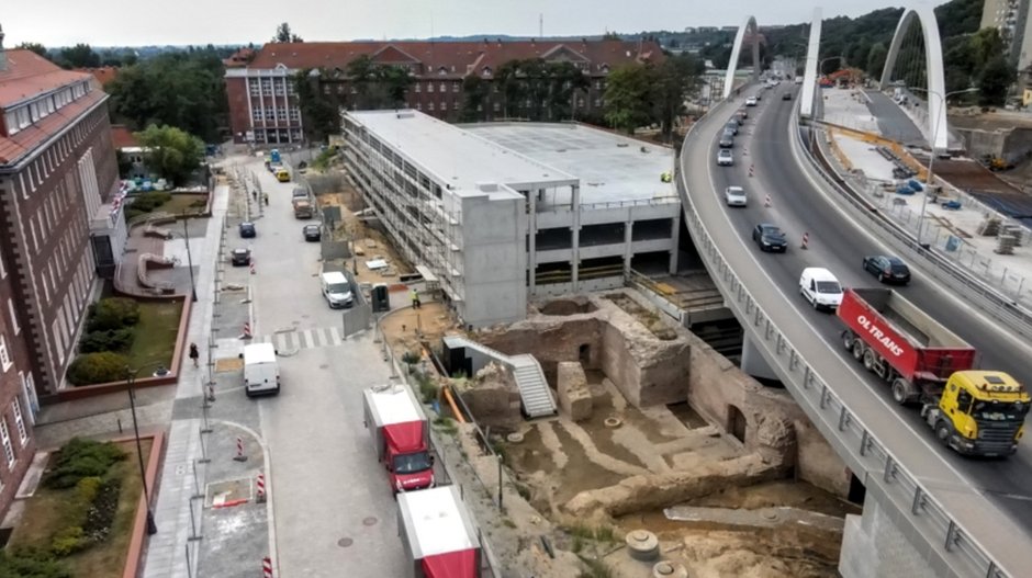W sąsiedztwie nowego parkingu zachowano i wyeksponowano fragmenty XVII-wiecznego Bastionu Wiebego