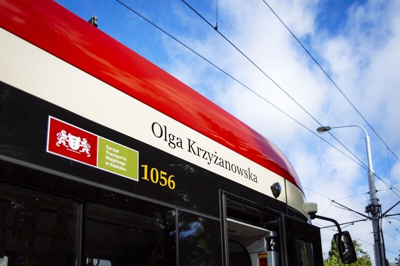 Na drugim tramwaju, w tym samym miejscu, widnieje imię i nazwisko Olgi Krzyżanowskiej