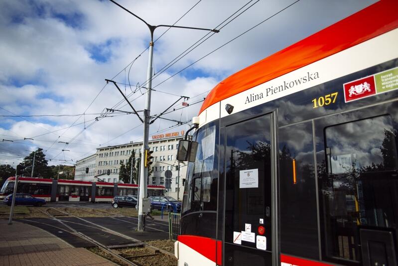 Patronki zyskały nowe tramwaje Pesa Jazz Duo. Nz. pojazd z imieniem i nazwiskiem Aliny Pienkowskiej. Napis jest duży i znajduje się w widocznym miejscu