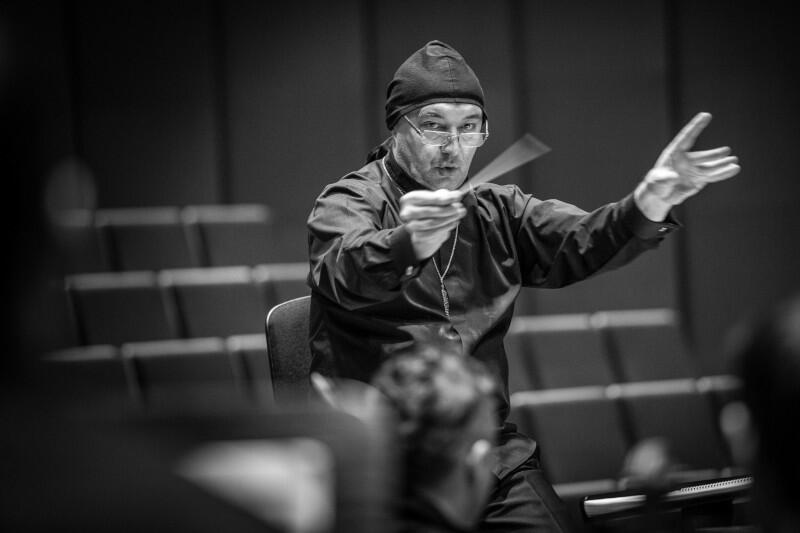 Marek Moś to wybitny polski dyrygent, skrzypek i kameralista, dyrektor artystyczny orkiestry kameralnej AUKSO