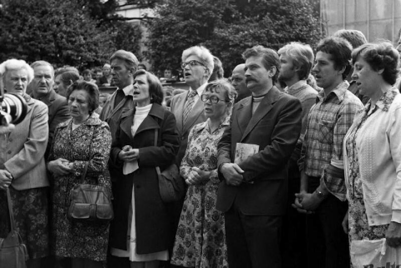 W Gdańsku wciąż czekano na powrót wicepremiera Jagielskiego do negocjacji. Nie było pewności, co zrobi rząd. Duchowym wsparciem dla strajkujących i sympatyków protestu były wspólne modlitwy i msze święte. Nz. Lech Wałęsa i Anna Walentynowicz