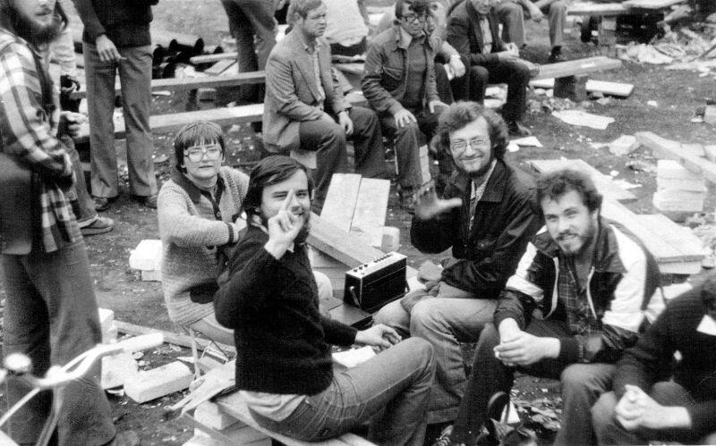 Pierwsza ławeczka w sierpniu 1980 r. (Nz. od lewej) Ewa Graczyk, Paweł Huelle, Andrzej Friedel i Marek Sadowski