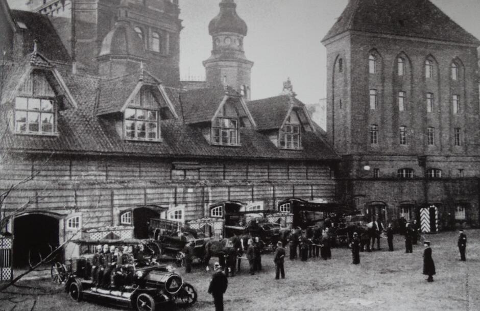 Gdańska siedziba straży mieścił się w Dworze Miejskim; pierwszy samochód strażacki pojawił się na początku XX w.