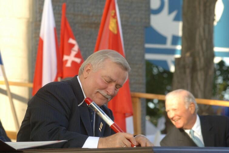 Takim samym długopisem-pamiątką ze zdjęciem Jana Pawła II w 2005 r. Lech Wałęsa podpisał akt erekcyjny Europejskiego Centrum Solidarności. Była to uroczystość w ramach obchodów 25-lecia zwycięstwa Sierpnia