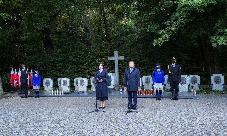 Prezydent Aleksandra Dulkiewicz na Cmentarzu Żołnierzy Wojska Polskiego na Westerplatte. Fot. FB A. Dulkiewicz