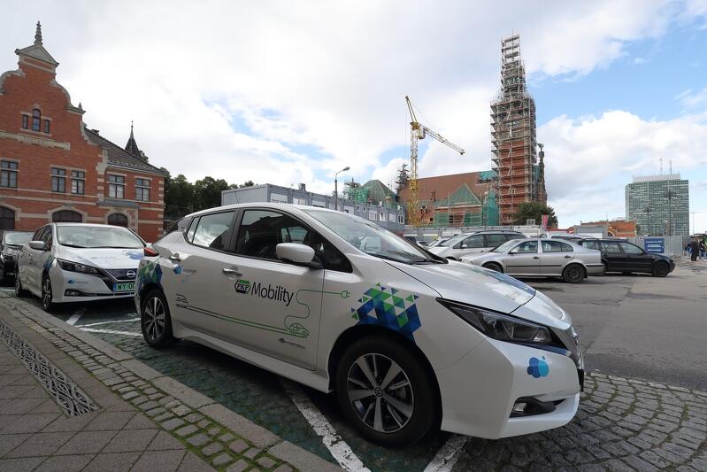 Samochody elektryczne PKP Mobility  przed dworcem Gdańsk Główny