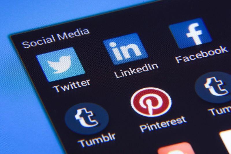 LinkedIn oraz inne media społecznościowe są świetnym miejscem na znalezienie ogłoszeń o praktykach