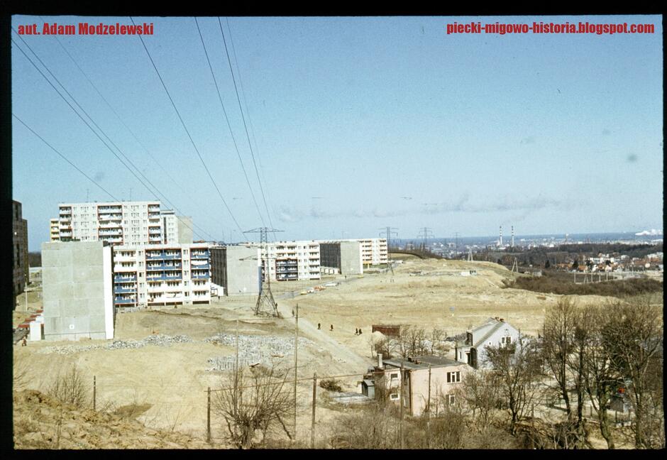 Na zdjęciu, na pierwszym planie widać domy przy ul. Piecewskiej. Po lewej znajdują się bloki przy ul. Gojawiczyńskiej, Nałkowskiej i Zabłockiego