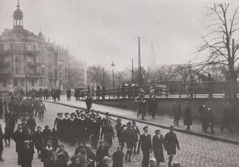 Pochód harcerek i harcerzy gdańskich w kierunku siedziby Chorągwi Gdańskiej w gmachu Dyrekcji PKP, 1939 r