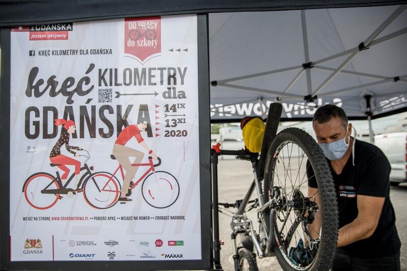 Szybki, bezpłatny, drobny serwis roweru lub przegląd? Dla uczestników gry rowerowej `Kręć kilometry dla Gdańska` owszem, w namiocie promującym akcję