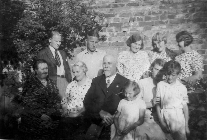 Balbina i Michał Bellwonowie [na zdj. siedzą druga i trzeci z lewej] w otoczeniu synów, córek i wnuczków, lata 30. XX wieku