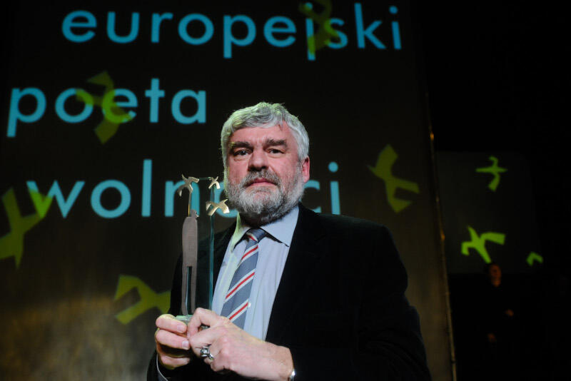 Uładzimier Arlou został m.in. laureatem nagrody Europejski Poeta Wolności autor za książkę „Prom przez kanal La Manche”. Nz. białoruski poeta podczas uroczystej gali wręczenia nagrody, Teatr Wybrzeże 2010 rok 