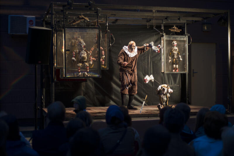 „Laboratorium Zniewolonych Obiektów” - to hasło III Międzynarodowego Festiwalu Artystów Teatru Przedmiotu „Rzeczy Istność”. To oznacza, że królować będą marionetki, jawajki i inne lalki i obiekty. Nz. spektakl plenerowy „”Hamlet” w reżyserii i wykonaniu Adama Walnego (Walny Teatr z Warszawy), Gdańsk, 2017 r.