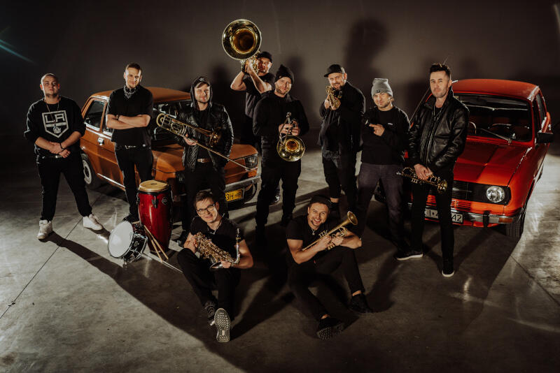 DownTown Brass to połączenie nowoczesności i tradycji, inspirowane zespołami ulicznymi
