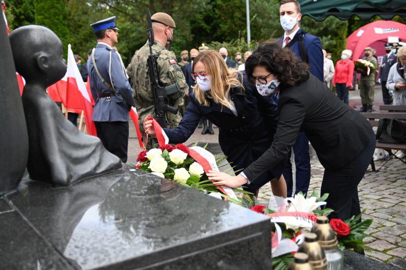 Aleksandra Dulkiewicz, prezydent Gdańska i Agnieszka Owczarczak, przewodnicząca Rady Miasta Gdańska składają kwiaty pod Pomnikiem Golgoty Wschodu