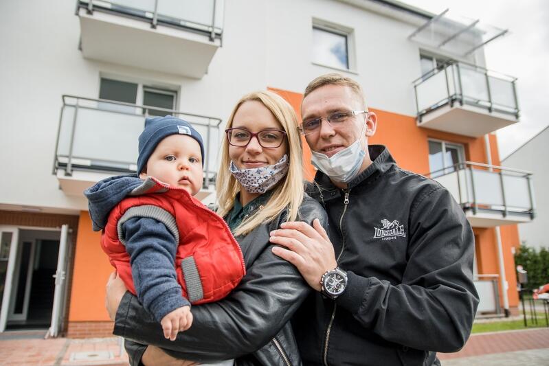 Karolina Kruszyńska i Jacek Mróz od siedmiu miesięcy są szczęśliwymi rodzicami Maksymiliana. Ta trzyosobowa rodzina mieszka jeszcze w dzielnicy Ujeścisko-Łostowice, ale w przyszłym miesiącu, gdy kuchnia i meble pojawią się w nowym mieszkaniu, przeprowadzą się do Letnicy