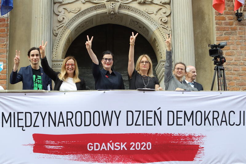 Na przedprożu Dworu Artusa przypominano o istocie demokracji, przywołano m.in. słowa śp. prezydenta Pawła Adamowicza, który był orędownikiem walki o praworządność