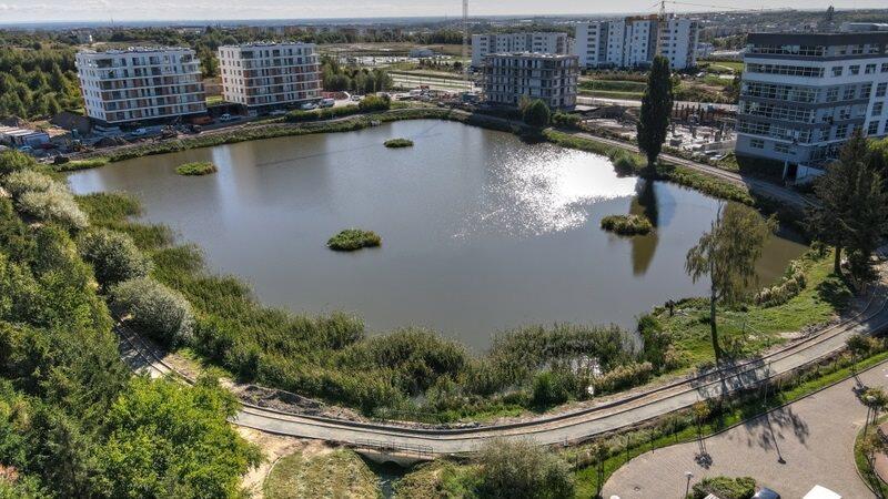 Wokół zbiornika retencyjnego Jabłoniowa , w sąsiedztwie ulic Węgrzyna i Jabłoniowa, powstaje ciąg rekreacyjny, w kształcie pętli. Jego długość to około 400m