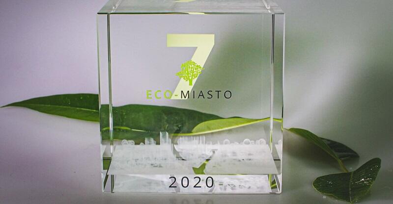 Przejrzysta statuetka nagrody Eco-Miasto