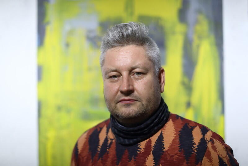 Piotr Szwabe vel Pisz urodził się w 1975 w Gdyni. Mieszka i pracuje w Gdańsku. Tworzy murale, obrazy, wiersze, a ostatnio i film dokumentalny