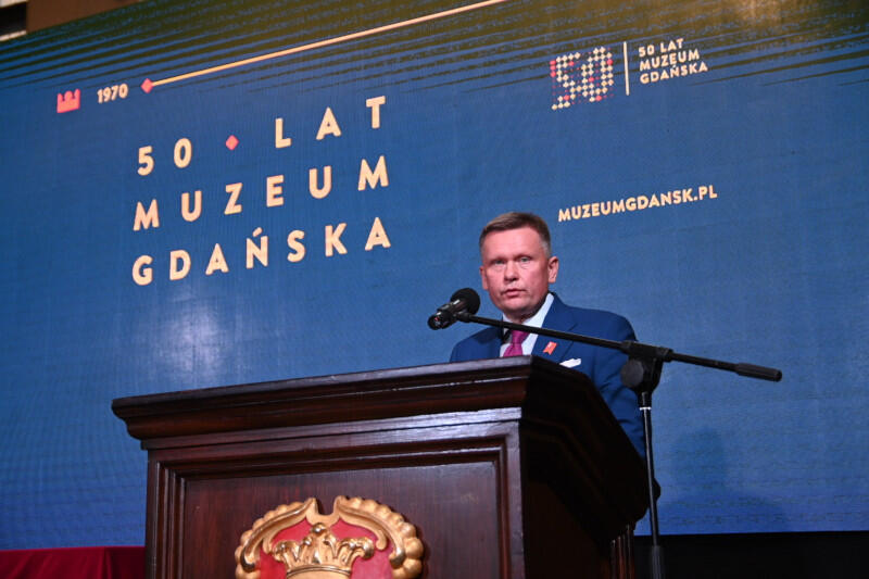 W środę 23 września, w Dworze Artusa, odbyły się uroczyste obchody jubileuszu 50-lecia Muzeum Gdańska. Nz. dyrektor instytucji Waldemar Ossowski, który przypomniał o początkach działalności muzeum i podziękował współpracownikom i przyjaciołom za jego współtworzenie
