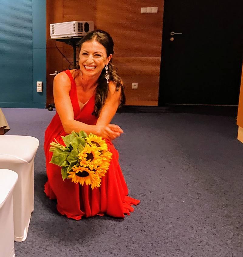 Justyna Kowalczyk w ślubnej czerwonej sukni z bukietem kwiatów 