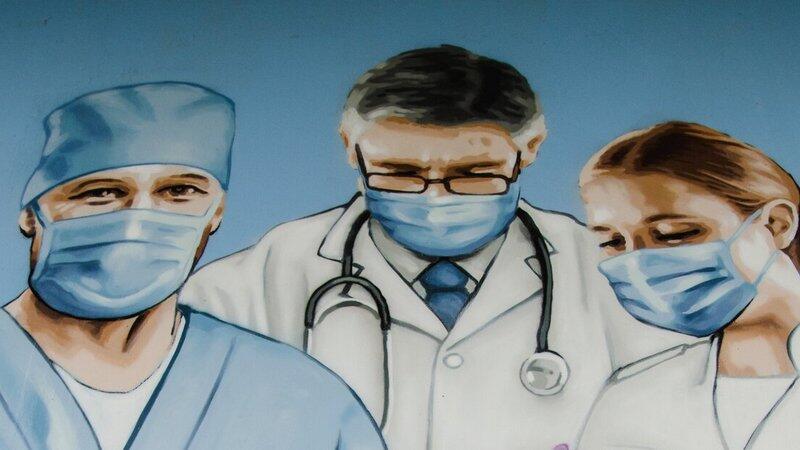 Na zdjęciu fragment muralu przy ulicy Siennickiej przedstawiający pracowników ochrony zdrowia różnych profesji (m.in. lekarza, pielęgniarkę, ratownika medycznego). Mural jest wyrazem wdzięczności dla przedstawicieli tych zawodów 