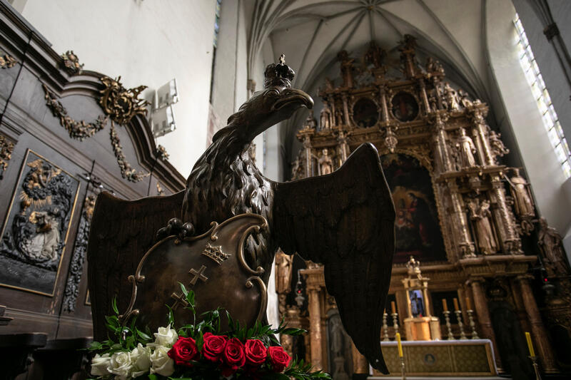 Pulpit na kancjonały w kształcie orła stanisławowskiego z rozpostartymi skrzydłami, trzymający w szponach berło i herb Gdańska