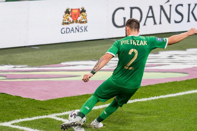 Rafał Pietrzak wykonuje rzut rożny. Po jego zagraniach padły trzy gole