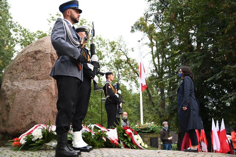 Podczas uroczystości złożono kwiaty pod Pomnikiem Polskiego Państwa Podziemnego Nz. prezydent Gdańska Aleksandra Dulkiewicz