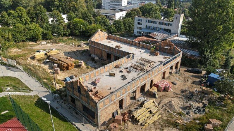 Trwa budowa nowego budynku warsztatowego przy Zespole Szkół Architektury Krajobrazu i Handlowo - Usługowych