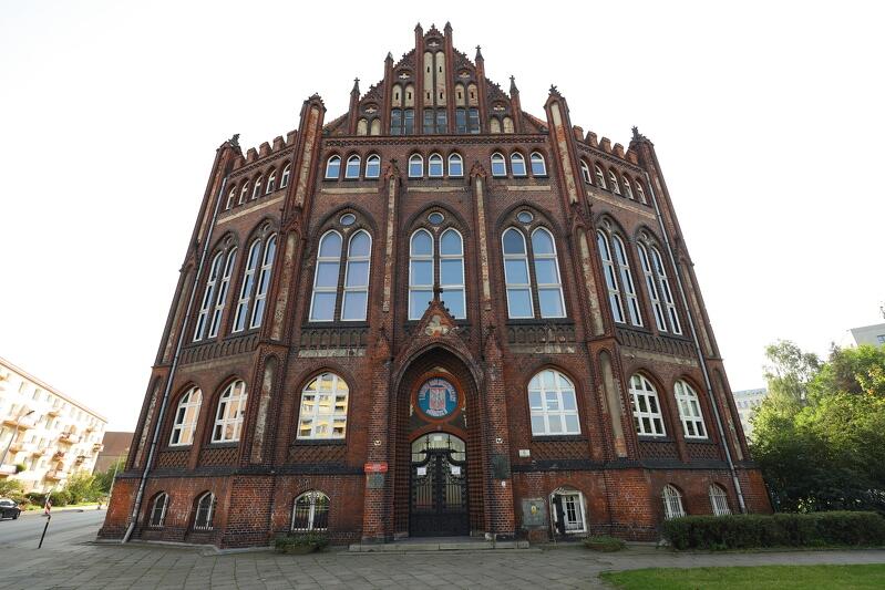 Widok budynku I LO w Gdańsku od strony Placu Solidarności